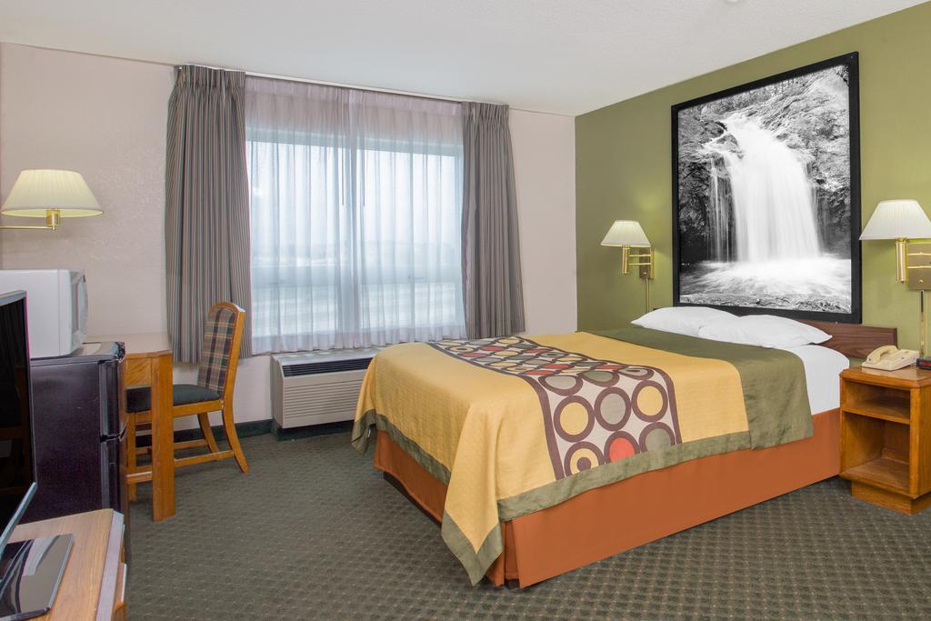 Отель Super 8 By Wyndham Madison East Экстерьер фото